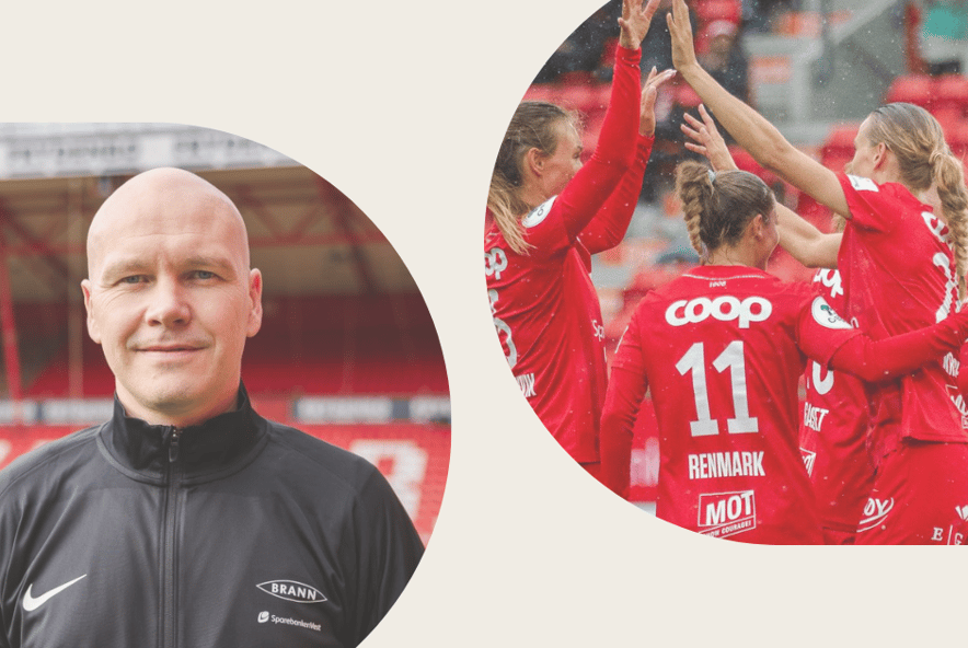 Kvinnelige fotball spillere som feirer og deres nye sportslige leder