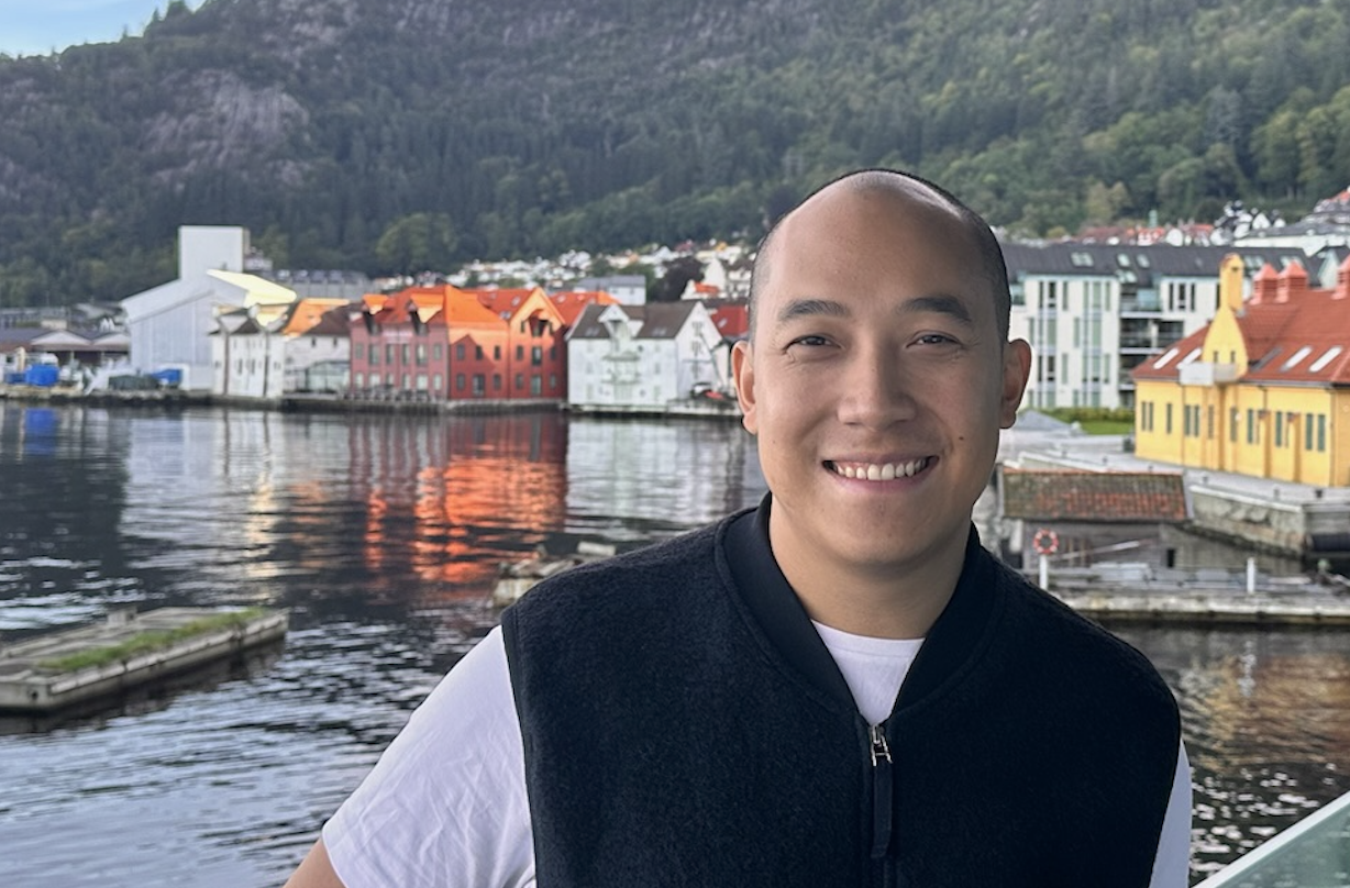 Smilende mann (Petter Tran) på brygge